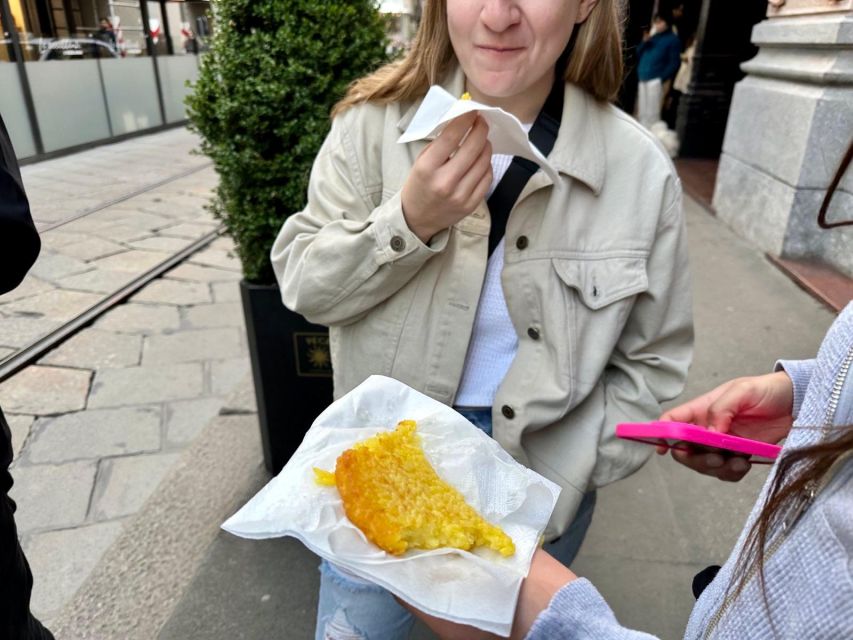 Milan: Gourmet Street Food Tour with Sightseeing and Tasting - Visiting an historic pastry shop