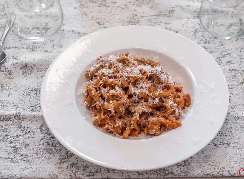 Milan: Hands-On Pasta & Dessert Cooking Class & Wine Pairing - Walking into a Milan kitchen