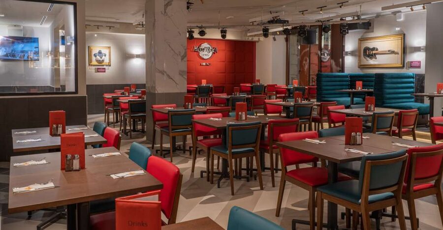Milan: Hard Rock Cafe with Set Menu for Lunch or Dinner - Eating beside Milan Cathedral