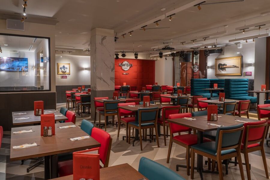 Milan: Hard Rock Cafe with Set Menu for Lunch or Dinner - What happens during the 75-minute visit
