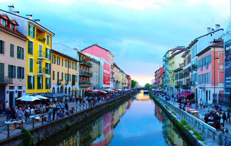 Milan: Navigli Canal Boat Cruise - Starting along Naviglio Grande