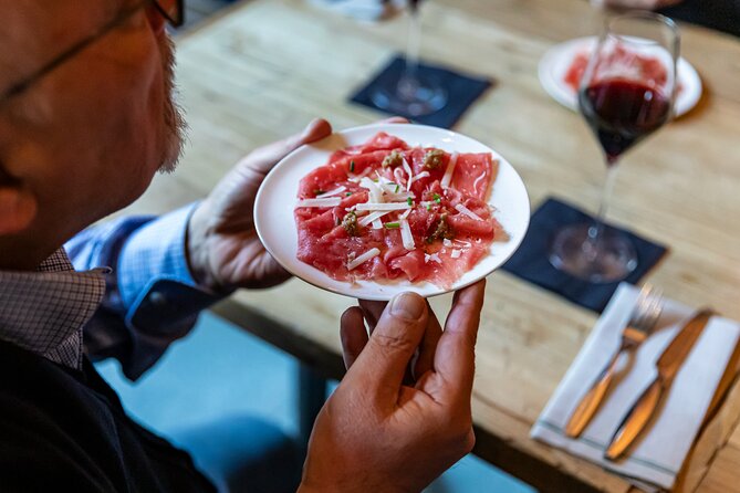 Milan: Navigli Food & Drinks Tour with Eating Europe - Fried pizza and aperitivo at Sciuè Navigli
