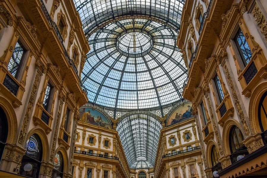 Milan: Night Tour by Bus - La Scala and Brera’s cultural side