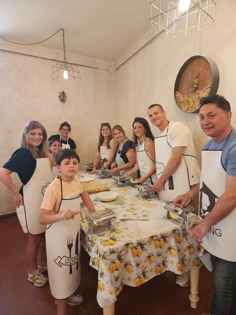 Milan: Pasta and Tiramisu Cooking Class with Wine - Arrival, Prosecco, and a look behind the restaurant