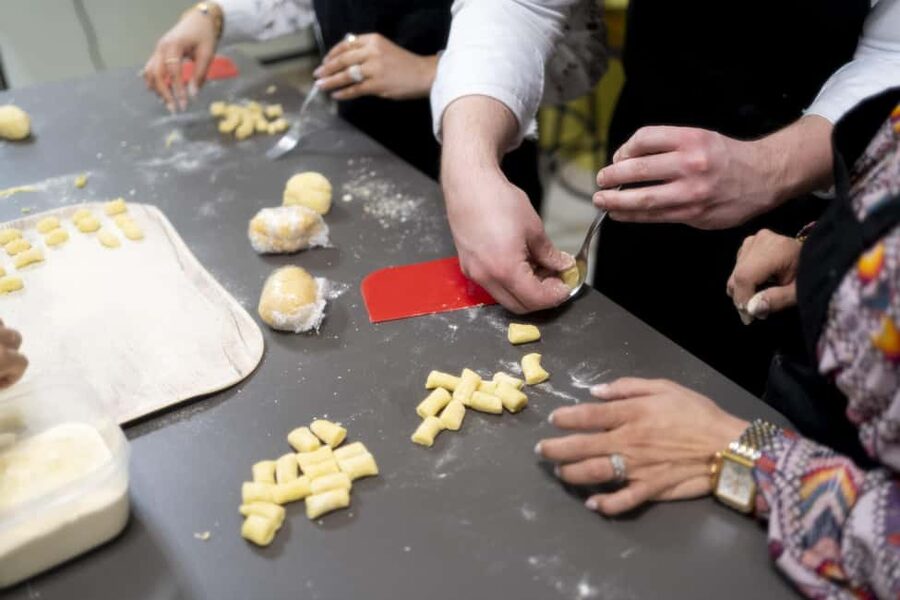 Milan: Pasta, Gnocchi and Tiramisù Cooking Class with Wine - What the small-group format changes