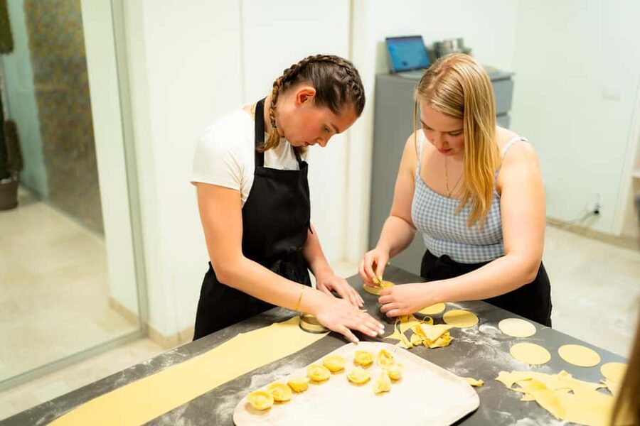 Milan: Pasta, Gnocchi and Tiramisù Cooking Class with Wine - Starting with tiramisù and letting it set