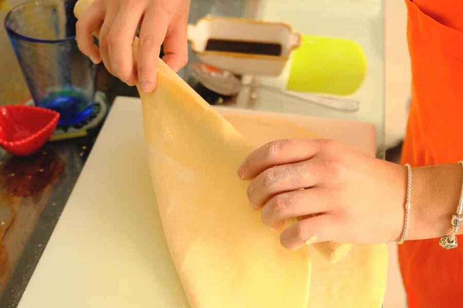 Milan: Pasta, Ravioli, and Gelato Class in a Glamorous Home - Choosing between gelato and tiramisù