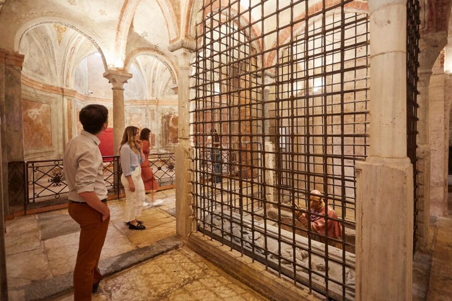 Milan: San Sepolcro Crypt Skip-the-Line Entry Ticket - Walking into the underground church