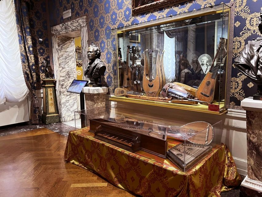 Milan: Scala Theater and Duomo Cathedral Guided Tour - Walking from opera to cathedral