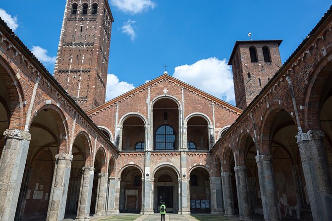 Milan Scavenger Hunt and Best Landmarks Self Guided Tour - Finishing at Naviglio Grande