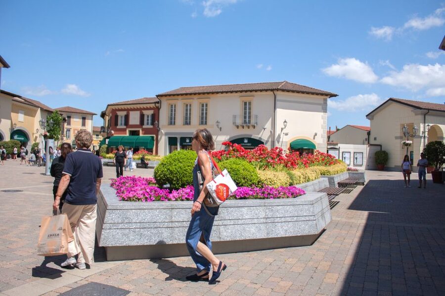 Milan: Serravalle Designer Outlet Roundtrip Bus Transfer - The return journey requires a little discipline