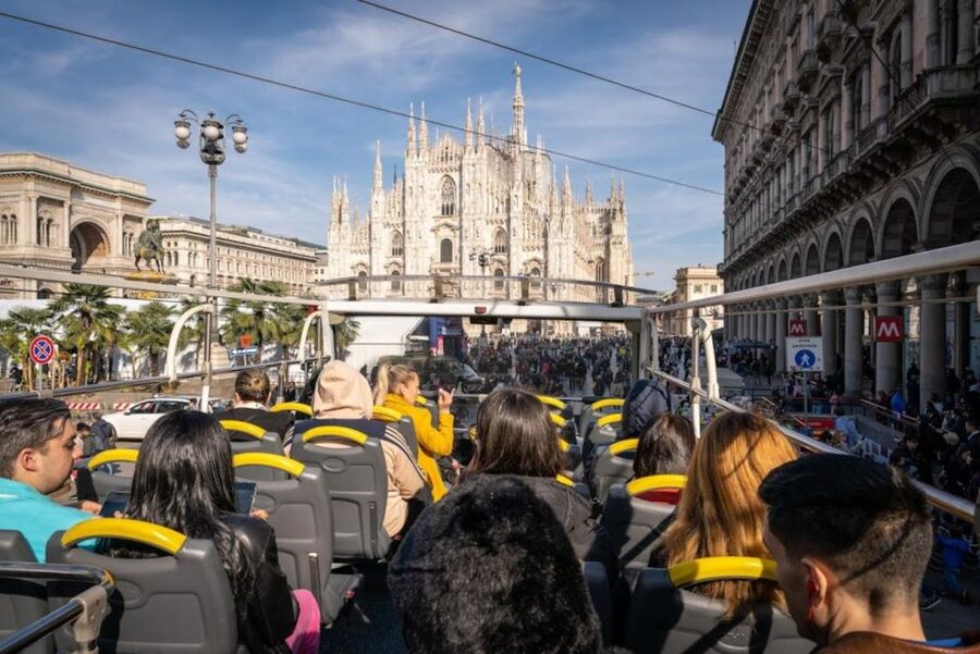 Milan: Skip-the-Line Duomo Guided Tour & Hop-on Hop-off Bus - The details that make the cathedral memorable