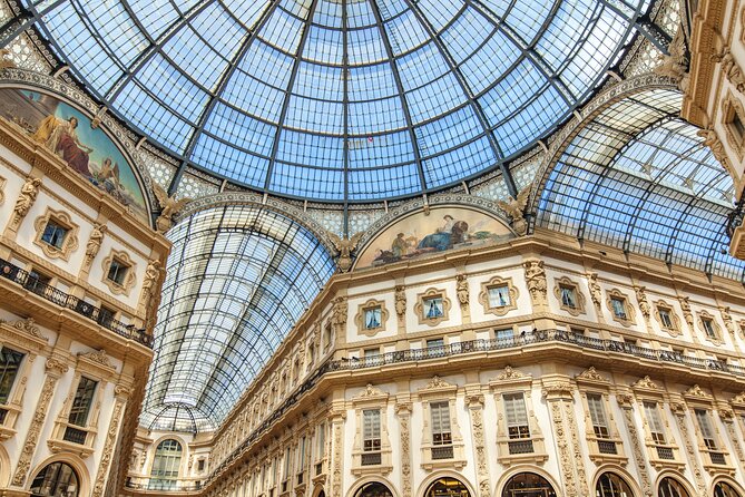 Milan Treasure Hunt for Groups of Friends, Team Building & Company Incentives - Reading the Duomo instead of only photographing it