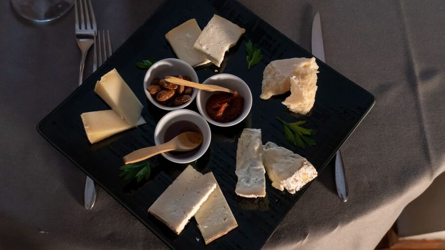Milan: Wine Tasting Experience in the City Centre - A wine lesson with Milanese table manners