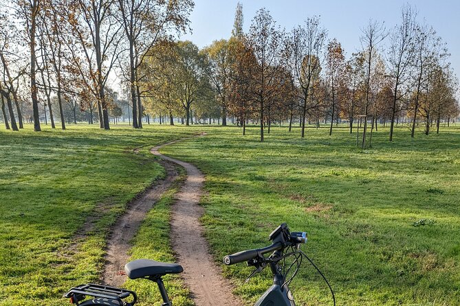 Milano e l'acqua. Tour dei parchi milanesi - The Naviglio Grande cycle path leads to Darsena