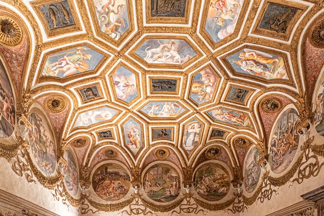 Palazzo Te Mantova - Tour with Guide Tiziana Portioli - The Hall of Horses reveals Gonzaga pride