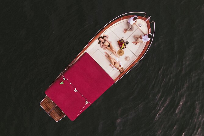 Private Boat Tour on Italian Gozzo on Lake Como - What the skipper adds to the ride