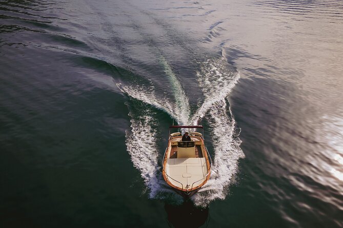 Private Boat Tour on Italian Gozzo on Lake Como - Punta Spartivento and the approach to Bellagio