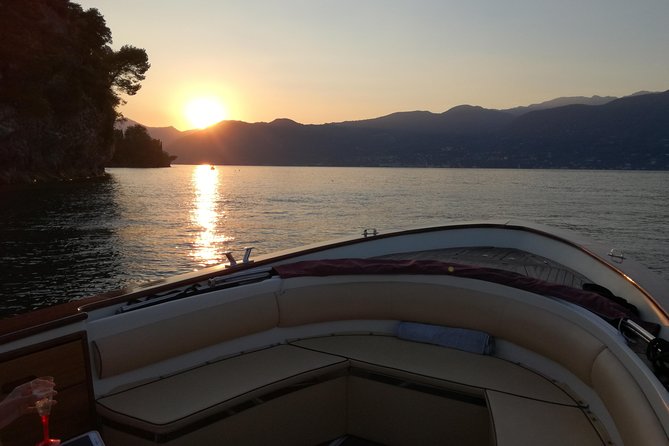 Private sunset cruise with toast - Seeing villas and Martinengo Terzi palace from the lake