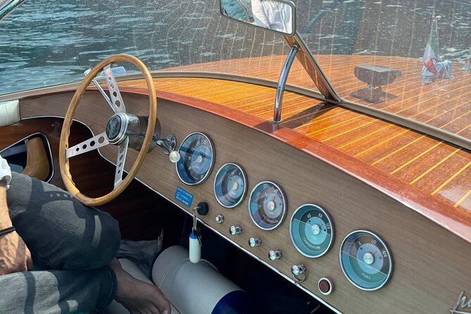 Private tour in classic wooden boat - Why Lake Como looks different from a wooden boat