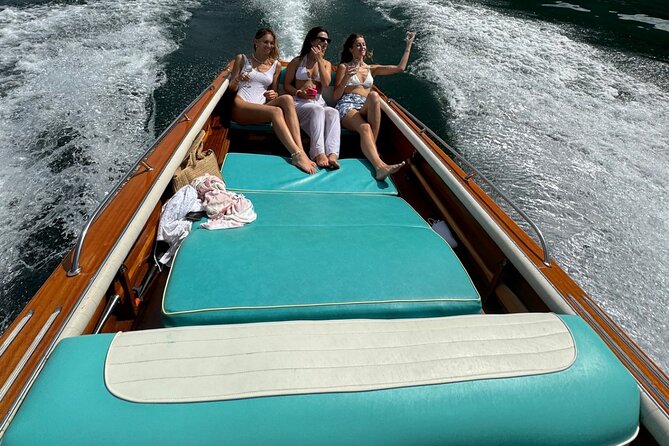 Private tour in classic wooden boat - Returning to Como after a short, polished outing