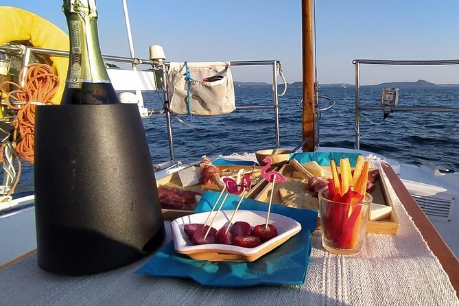 Private Tour on a Sailing Boat on Lake Maggiore with Aperitif and Music - Accordion music adds a local touch
