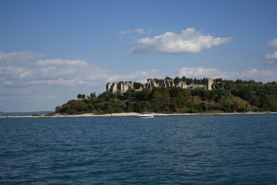 Sirmione: 25 Minute Boat Cruise around the Peninsula - From the harbor to Sirmione Castle