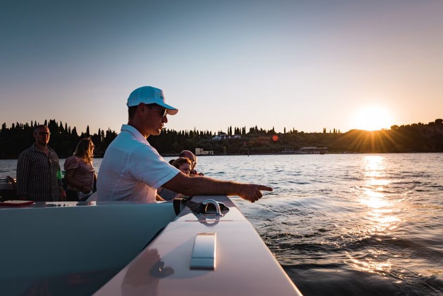 Sirmione: 25 Minute Boat Cruise around the Peninsula - Maria Callas Villa and Aquaria from the water