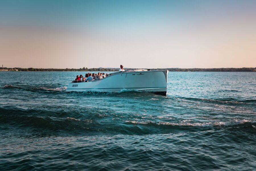 Sirmione: 25 Minute Boat Cruise around the Peninsula - What the guide adds to 25 minutes