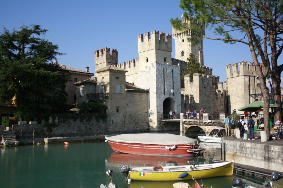 Sirmione: 25 Minute Boat Cruise around the Peninsula - Seats, photos, children, and comfort