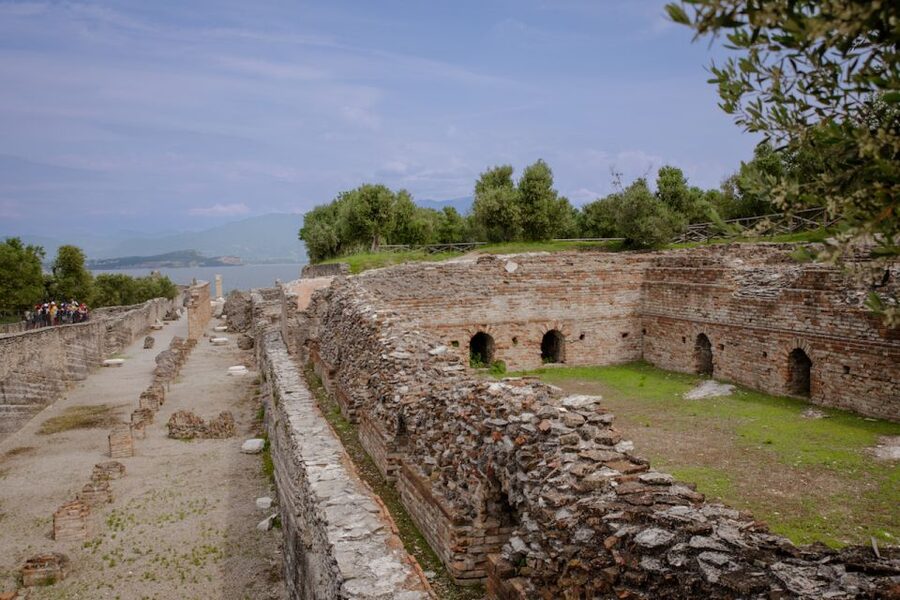 Sirmione: Grotte di Catullo Archeological Tour - Exploring a villa above Lake Garda