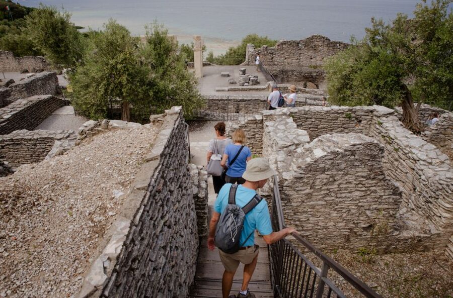 Sirmione: Grotte di Catullo Archeological Tour - Catullo, poetry, and the stories of Sirmione