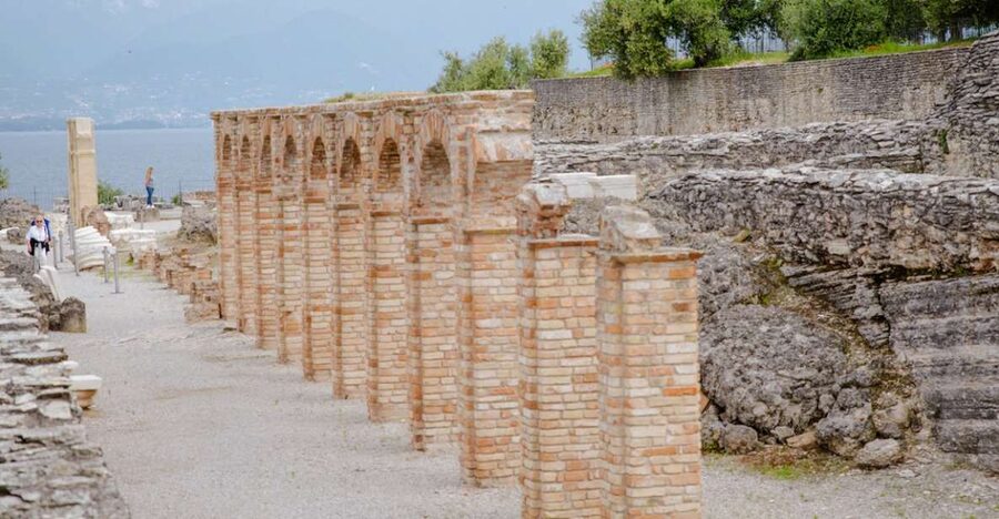 Sirmione: Grotte di Catullo Archeological Tour - Starting at the yellow TOUR sign