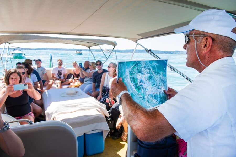 Sirmione: Scenic Afternoon Boat Cruise with Prosecco & Snack - The final approach under Scaliger Castle