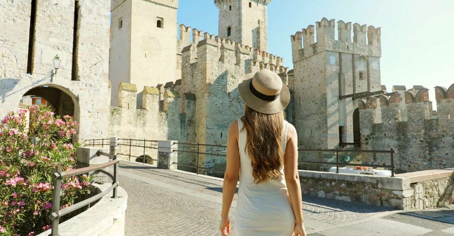 Sirmione: Walking and Speedboat Tour - Fishermen’s houses and thermal spa culture