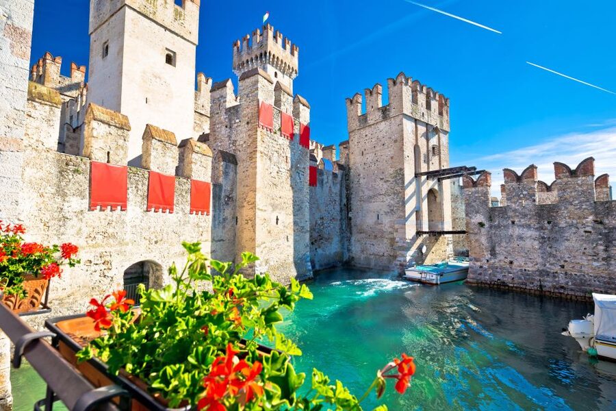 Sirmione: Walking and Speedboat Tour - The speedboat view around the peninsula