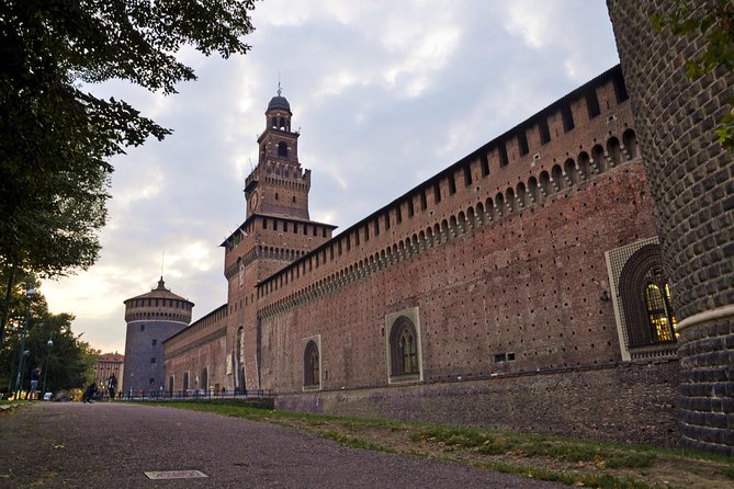 Skip the Line: Essential Milan Tour Including Da Vinci's 'The Last Supper' - Group size and meeting points need attention