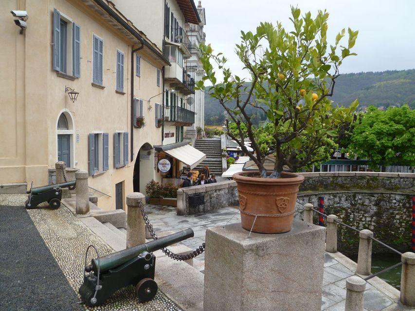 Stresa: Isola Bella Boat Tour - Entering the Borromean palace