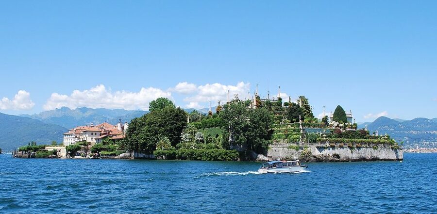 Stresa: Isola Bella Boat Tour - Finding the famous white peacocks