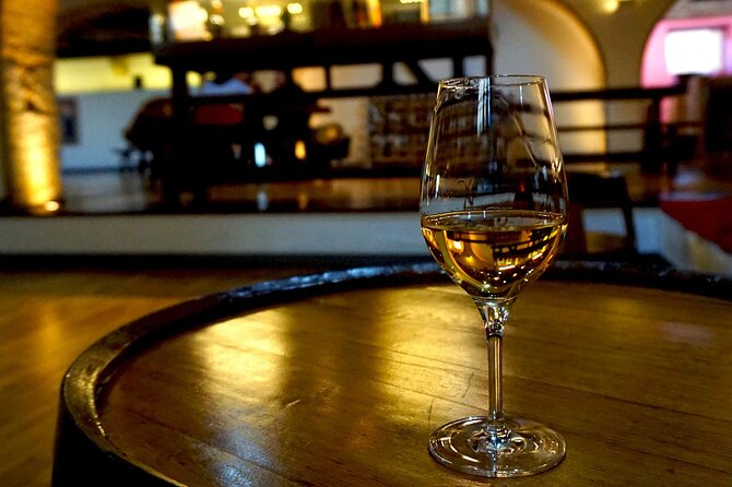 Varenna: guided Walking Tour with Wine & Food tasting - The old center’s wine table