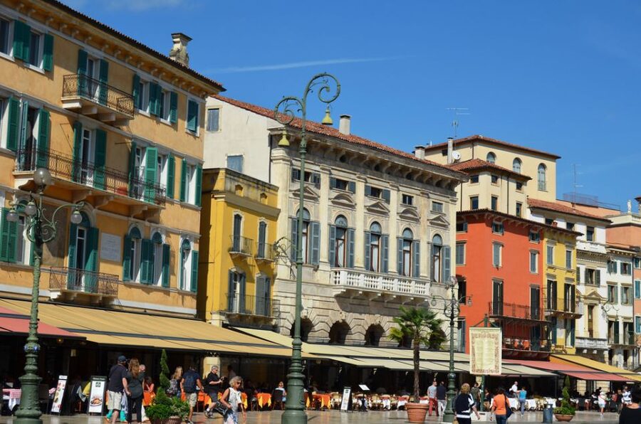Verona Full-Day Tour from Lake Garda - Via Mazzini, shops, and the route into the old center