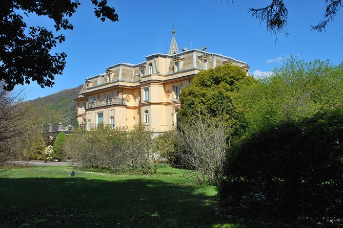 Walking tour with a private tour guide in the botanical gardens of Villa Taranto - Walking the 16 hectares of Villa Taranto